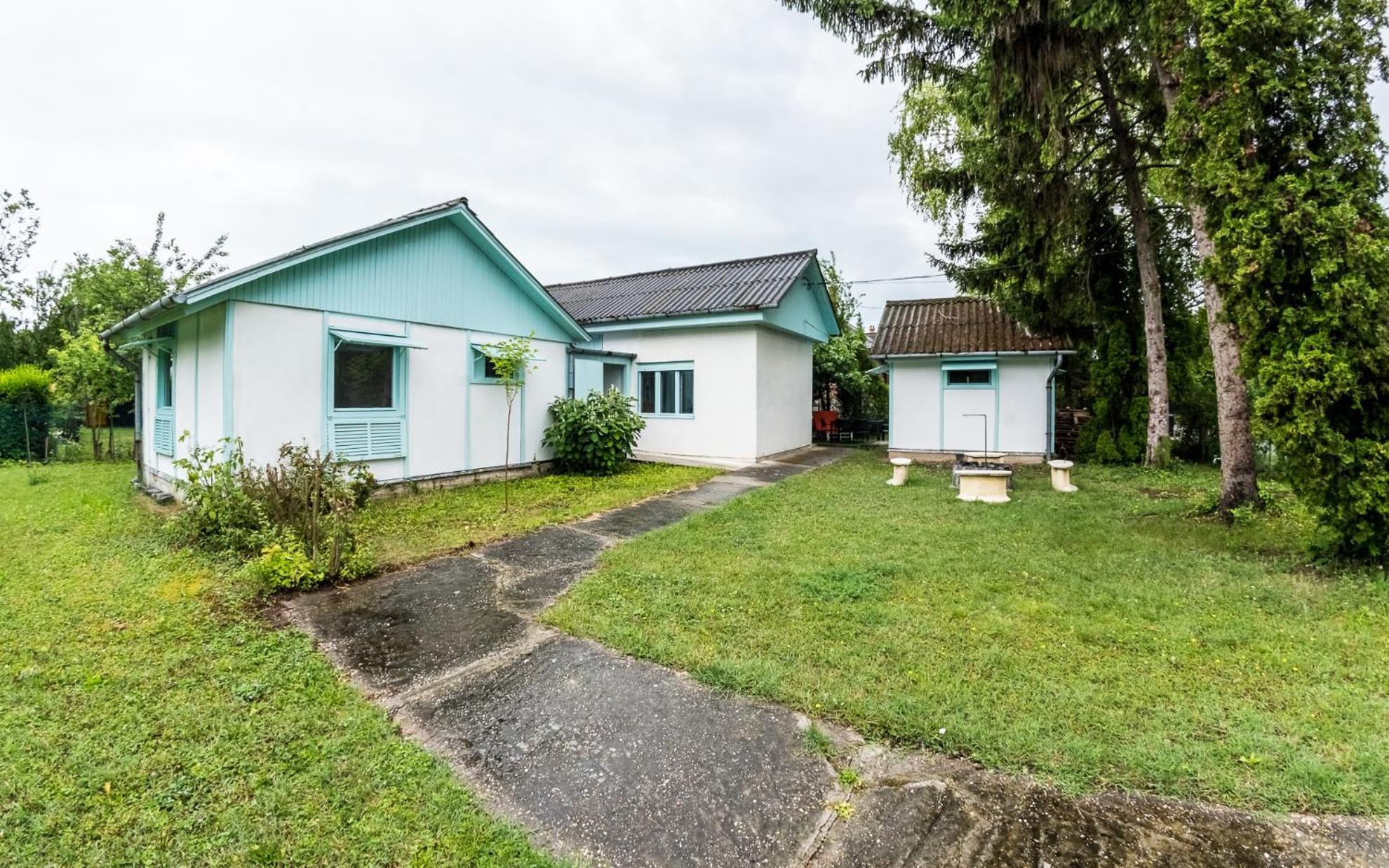 ホテル Penge Bungalok Balatonalmádi エクステリア 写真